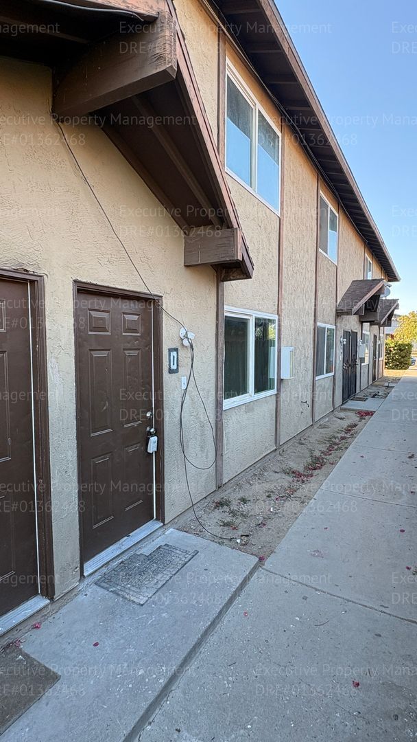 Foto del edificio - 2 bedroom 1.5 bathroom townhouse located in East Bakersfield Move In Special on Approved Credit