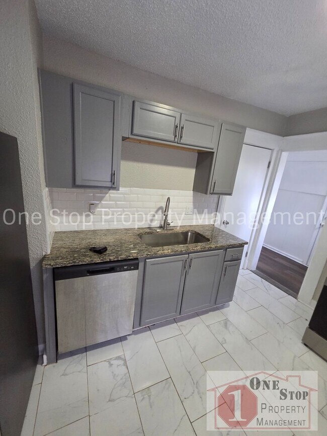 Foto del edificio - Beautiful 5 Bedroom 2 Bathroom in Kansas City!
