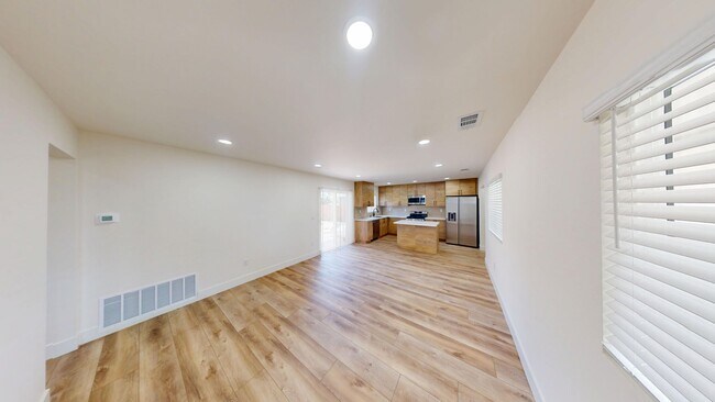 Building Photo - Newly Renovated 6 bed house on 63rd!