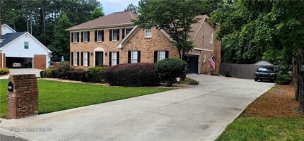 Building Photo - 2140 Dunwoody Glen