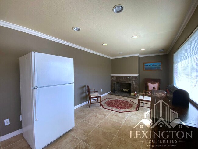 Building Photo - Exquisite, 4BD/2BA, Single-family Home in ...