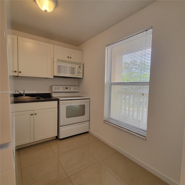Foto del edificio - 6021 NW 61st Ave