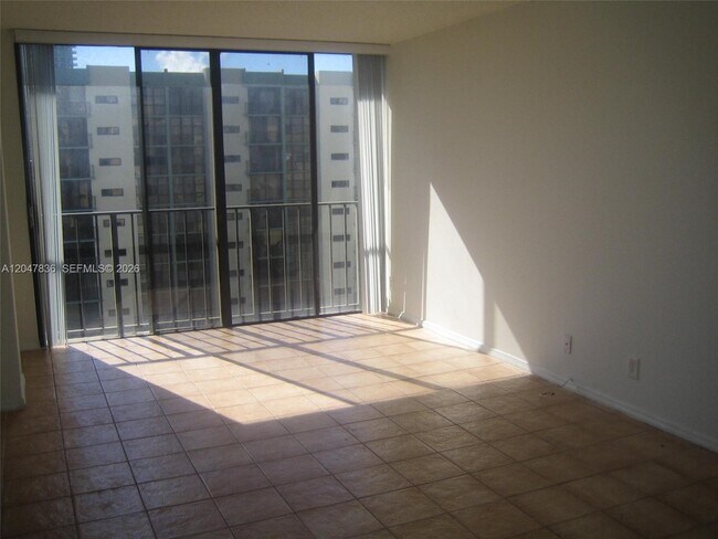 Foto del edificio - 17011 N Bay Rd