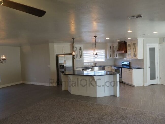 Photo - FANTASTIC - Corner Property, Open Plan, Gorgeous Kitchen - 3/2.5 House