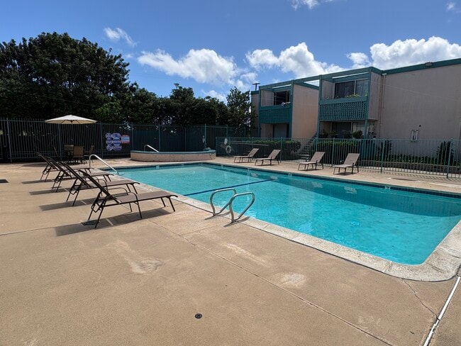 Piscina y spa comunitarios - Sandpointe Apartment Homes