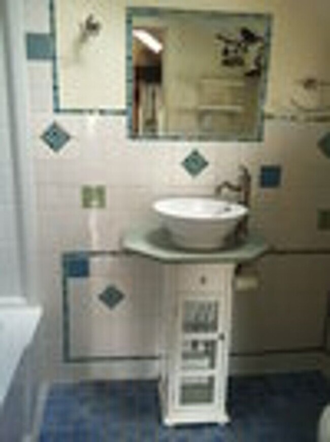 Building Photo - 3 Bedroom unit in North Amherst