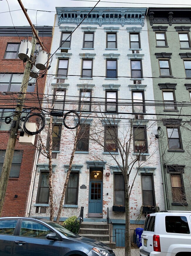 Building Facade - 125 Willow Ave