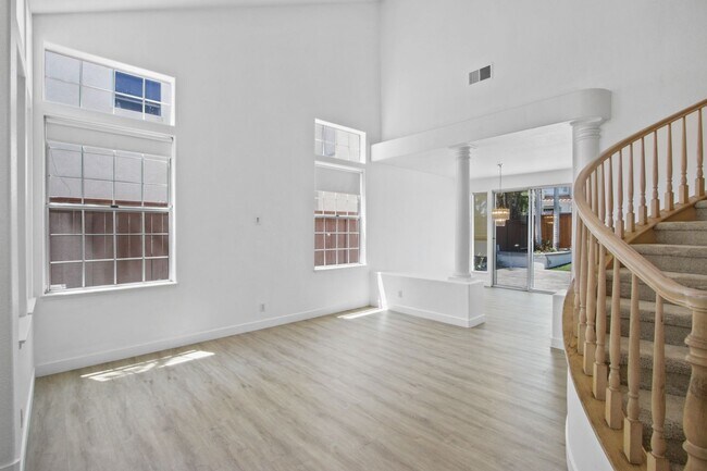Foto del edificio - Gorgeous Costa Mesa Home in Gated Community!