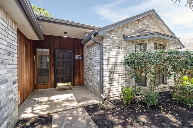 Foto del edificio - 16330 Leamington Ln