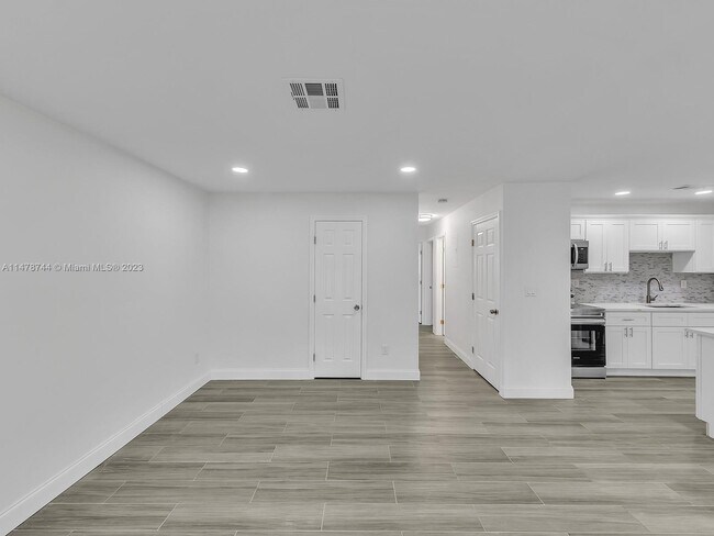 Building Photo - 4840 SW 25th Ave