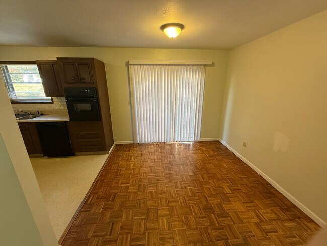 Foto del edificio - Beautiful 3BR 1BA Home w/ 2-Car Garage in Kansas City