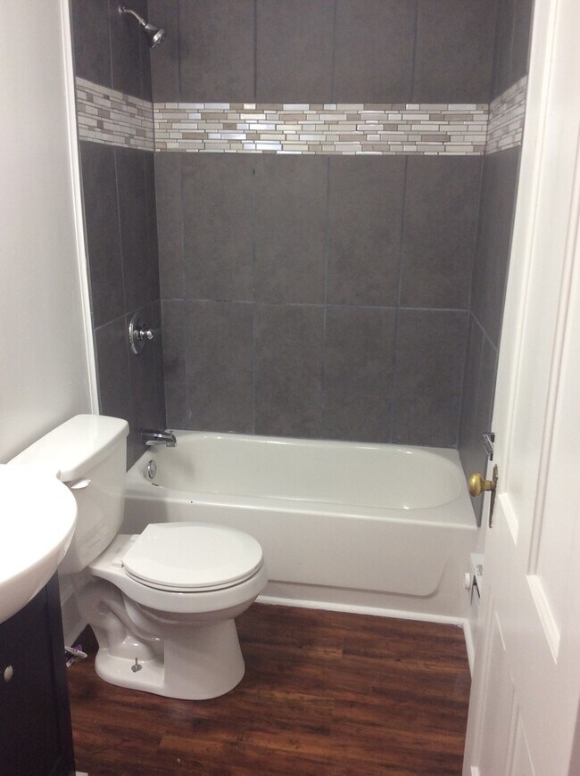 Foto del edificio - 2nd floor Apartment Steps From Central Market and Downtown Amenities!