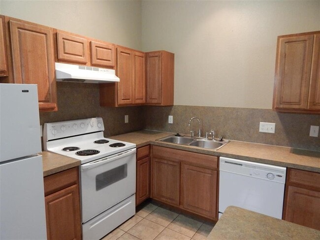 Building Photo - 3621 Vanguard Dr