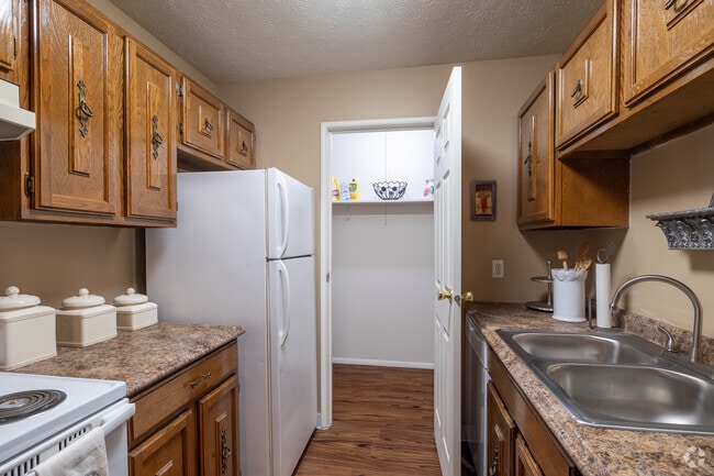 2BD, 1BA - 855SF - Deer Creek Apartments