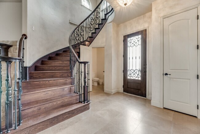 Foto del edificio - Modern 3 Bed Townhouse with Granite Countertops and Hardwood Floors in Keller, TX