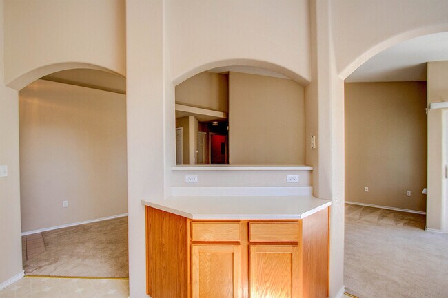Building Photo - Delightful Condo in gated community!!