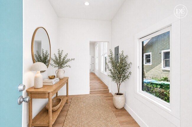 Escenificación virtual. Se añadieron digitalmente muebles, obras de arte, plantas y elementos decorativos para su visualización. - 3412 W 27th St