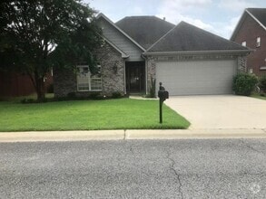 Building Photo - 711 Greenbriar Dr