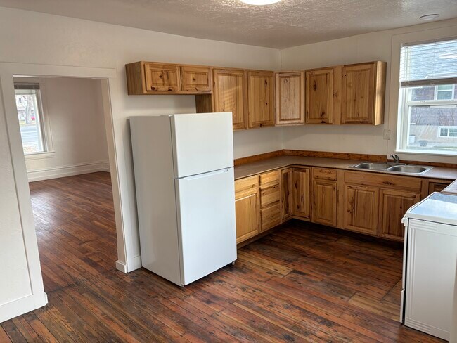 Foto del edificio - 245 N Main St