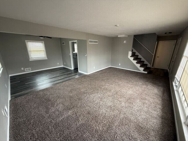 Foto del edificio - 3BR/2.5BA Duplex w/ 1-Car Garage + Fenced Yard