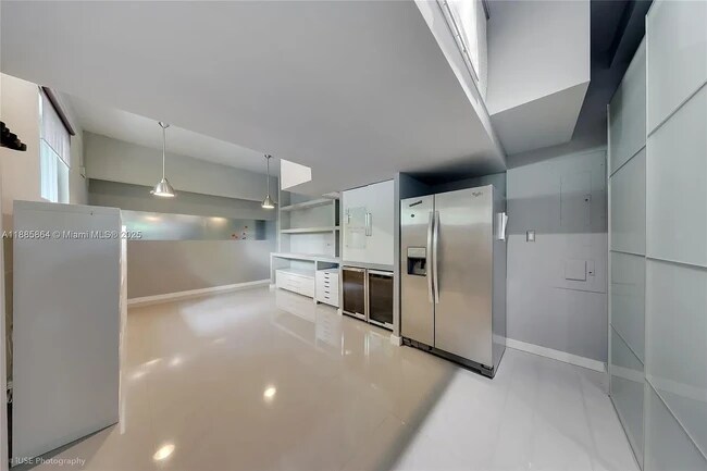 Building Photo - 850 N Venetian Dr