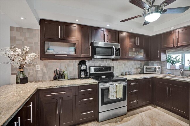 Foto del edificio - 9410 N Hollybrook Lake Dr