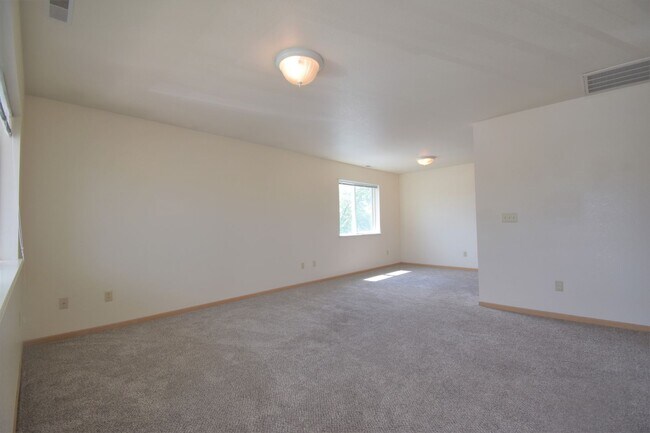 Foto del edificio - 2Bed with OFFICE and DETACHED GARAGE! Grea...