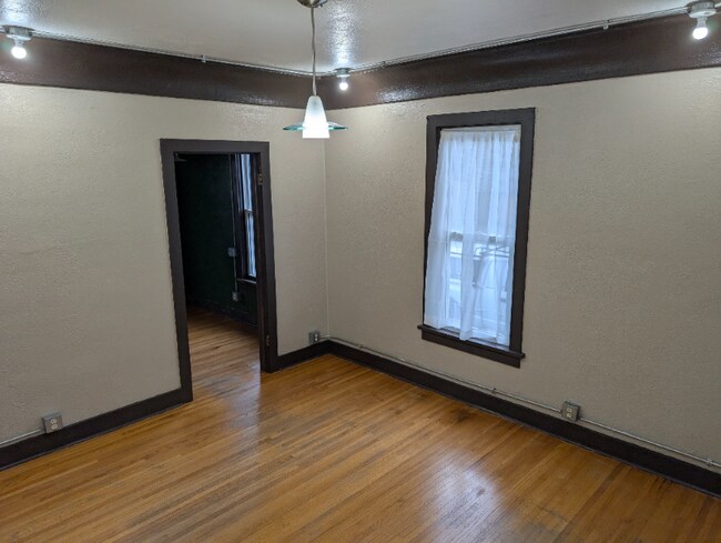Building Photo - 709 E Lewis St