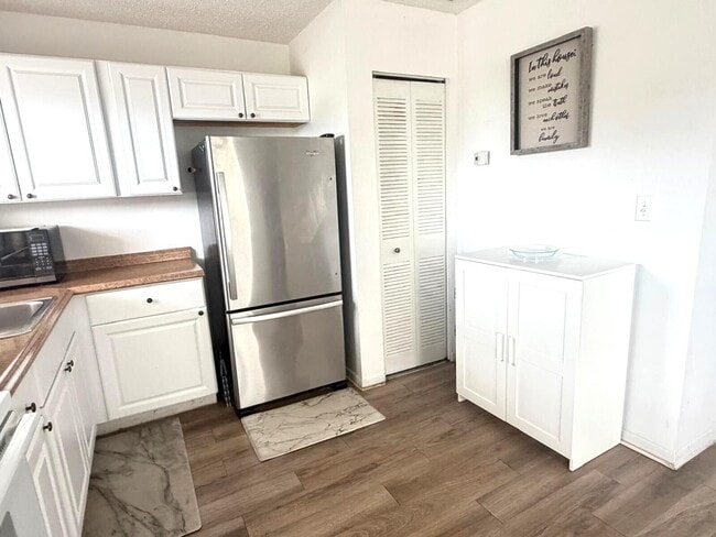 Building Photo - 406 Lakeside Dr