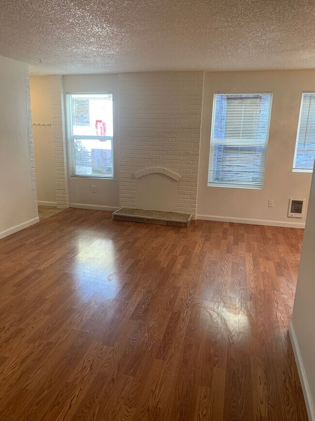 Building Photo - Gary Apartments | Two Bedroom Townhouse Un...