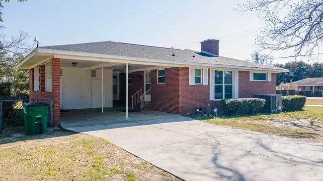 Building Photo - 614 Camellia St N E