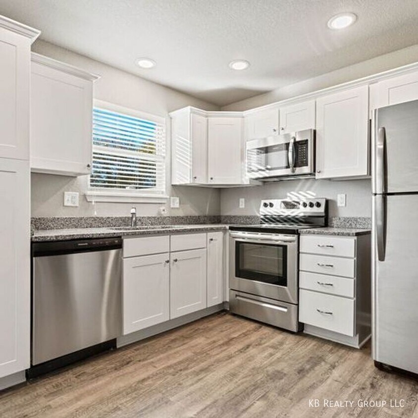 Foto principal - Newer 2 Bed Townhome in Belton w/ First Mo...