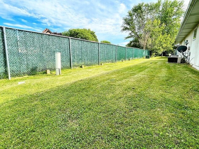 Building Photo - 150-154 Meadows Cir