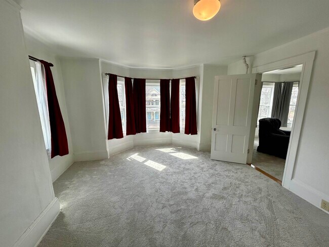 Building Photo - 61 Silver St