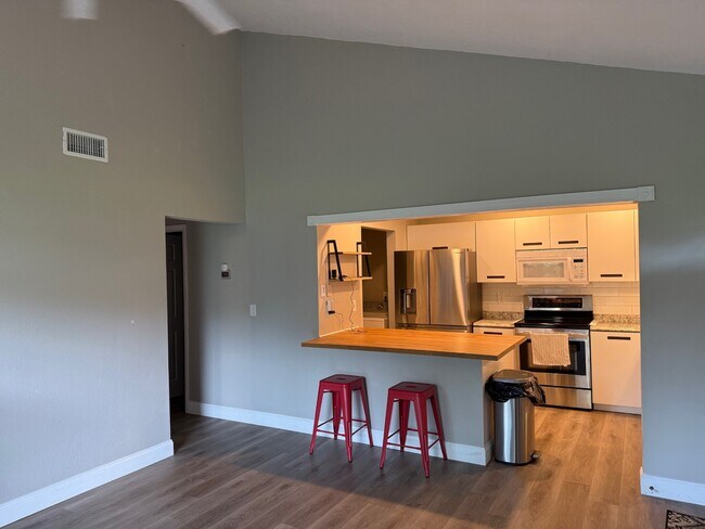 Building Photo - 2932 Eastwood Dr