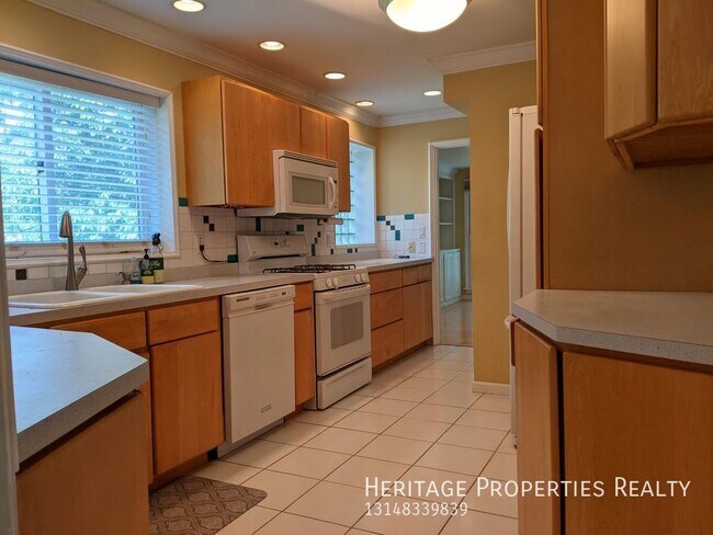 Building Photo - 2247 Ferncliff Ln