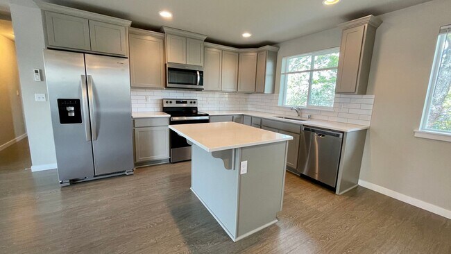 Foto del edificio - Beautiful 3 Bedroom Duplex with Garage!