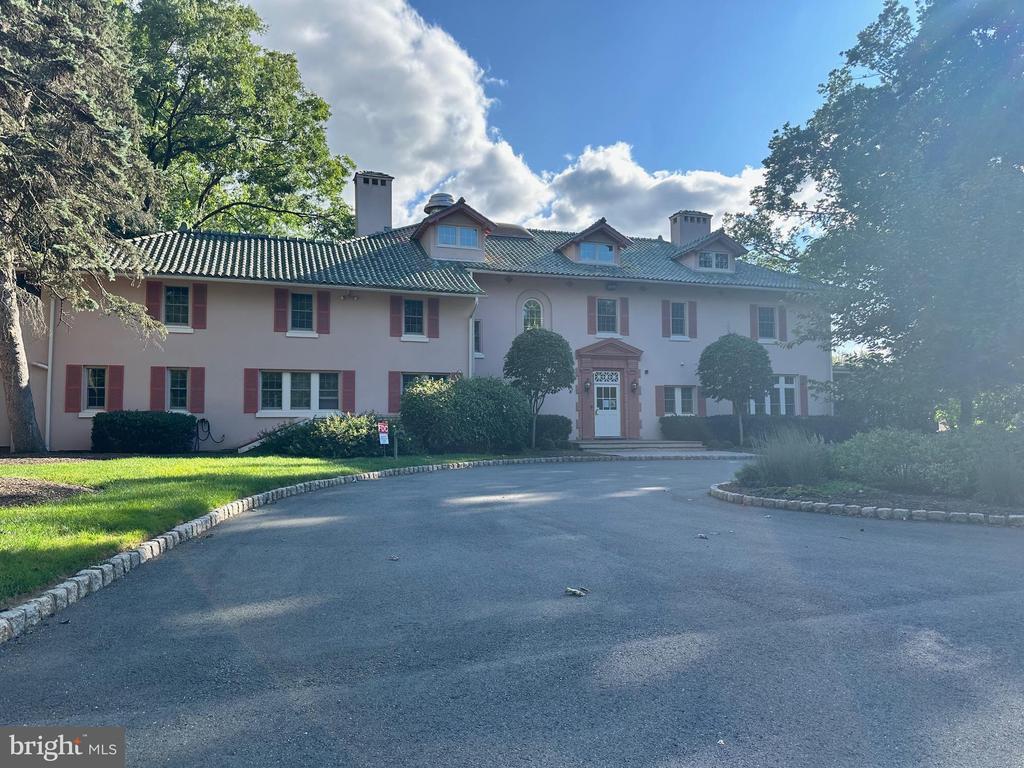 Primary Photo - 26 Sayre Dr