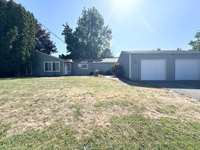 Building Photo - 2 Bed 1 Bath Duplex with Garage and Spacio...