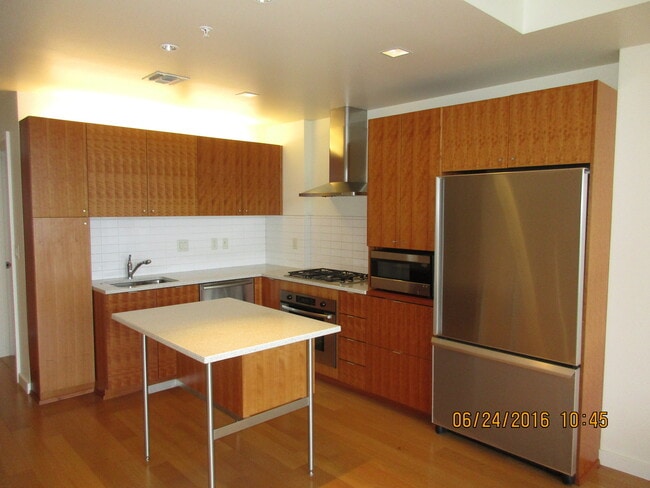 Building Photo - Meriwether West/South Waterfront - 1 bedroom condo w/parking/balcony/city & river views