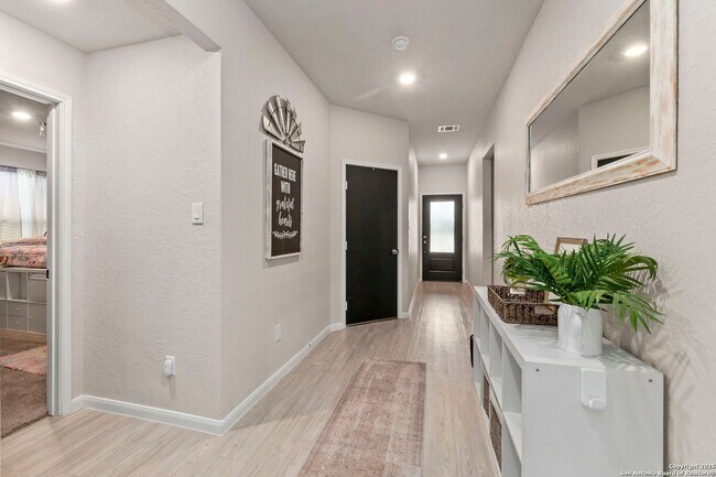 Foto del edificio - BEAUTIFUL 4-BEDROOM, SINGLE-STORY HOME IN ...