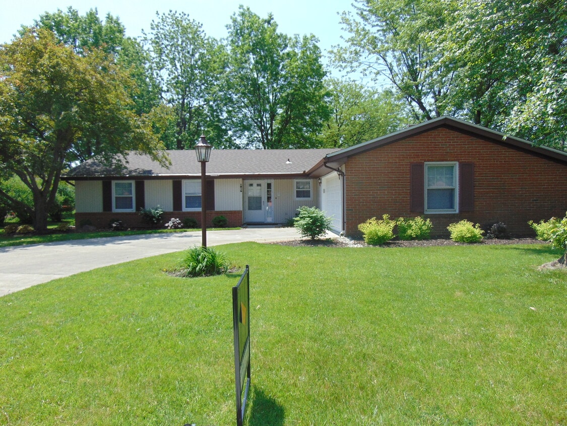1016 Candlewood Way, Fort Wayne, IN 46845 House Rental in Fort Wayne