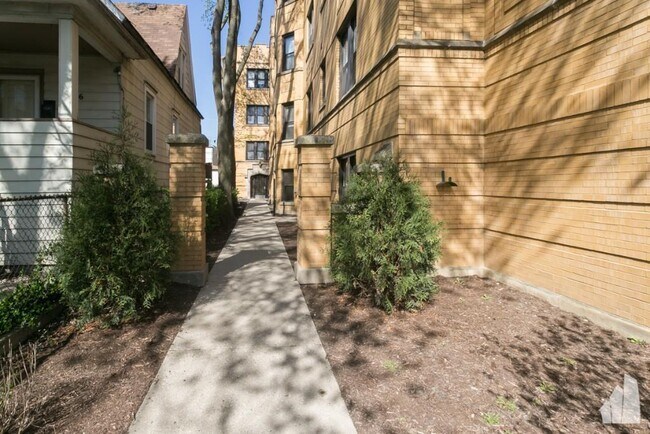 Foto del edificio - 2228 N Sawyer Ave