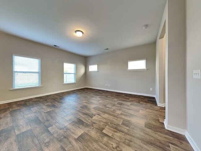 Foto del edificio - 239 Beacon Field Rd