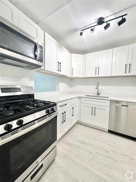 Building Photo - 6890 N Kendall Dr