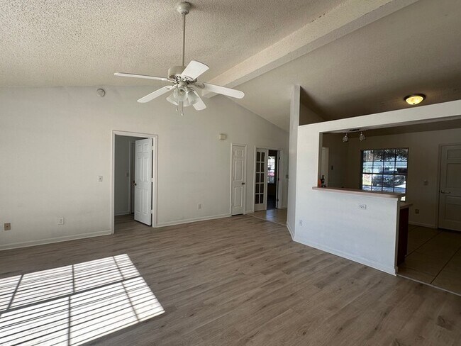 Foto del edificio - Move-In Ready 3-Bedroom Home with Pond Views in Desirable Mandarin!