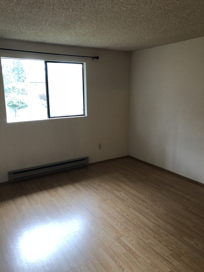 Building Photo - Spacious 2 bedroom apartment with detached...