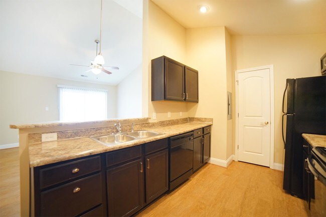 Foto del edificio - 320 Capstone Dr