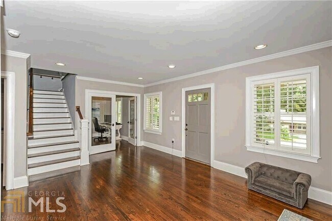Building Photo - 218 Midvale Dr NE