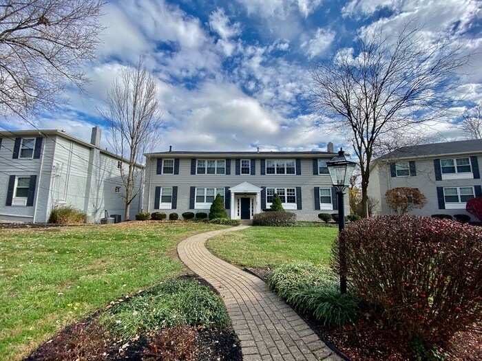 Primary Photo - Lovely 1 Bedroom Hyde Park Condo!